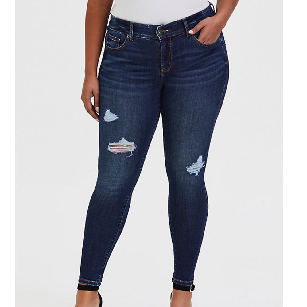 Torrid Bombshell Med. Wash Destructed Skinny Jean